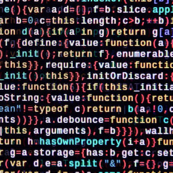 mehrfarbiger Quellcode in dichtem Textblock