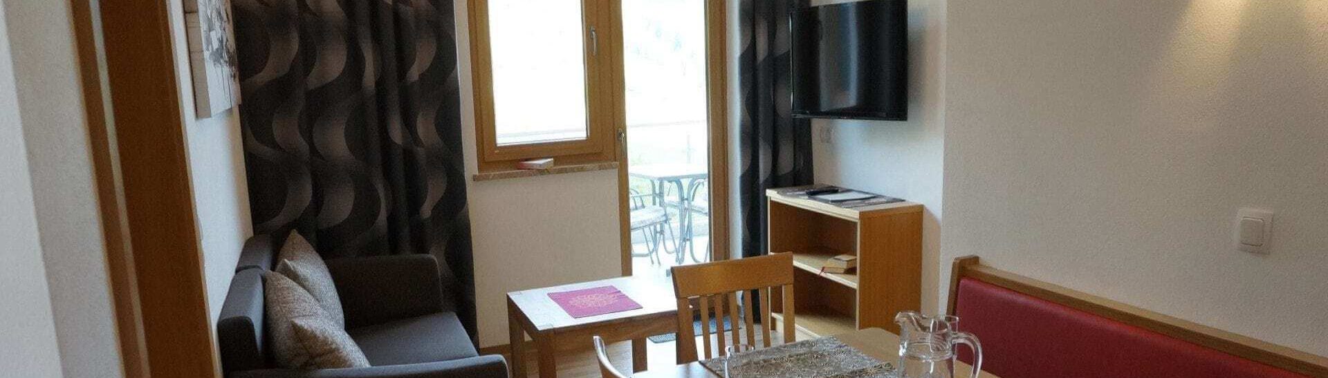 Gemütliches Appartement Saalbach mit Sofa, Esstisch, TV, Holzmöbeln und Balkon