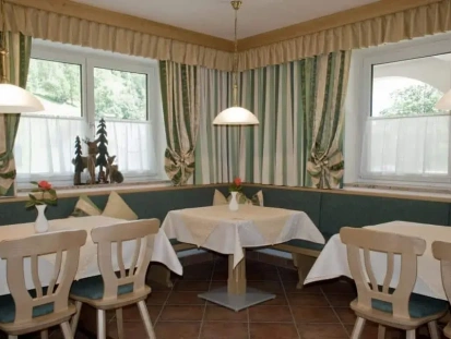 Gemütlicher Frühstücksbereich im Haus Babsy mit Blick auf die umliegenden Berge.