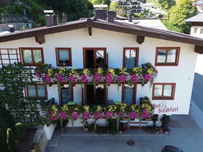 Gemütliches Haus Babsy mit blühenden Balkonpflanzen in Zell am See. Ideal für einen Urlaub.