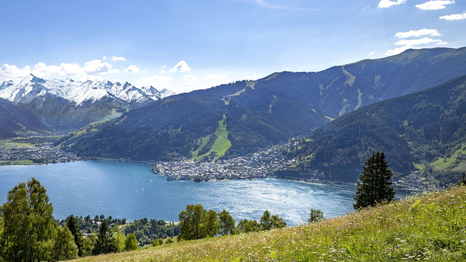 Blick auf Zell am See mit Bergpanorama und idyllischem See im Salzburger Land.