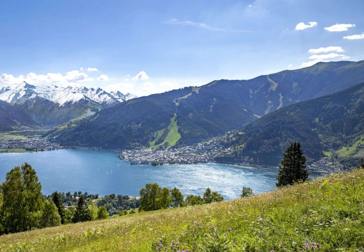 Blick auf Zell am See mit Bergpanorama und idyllischem See im Salzburger Land.