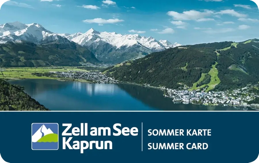 Bergpanorama über Zell am See mit See und Skigebieten, Werbung für Sommerkarte.