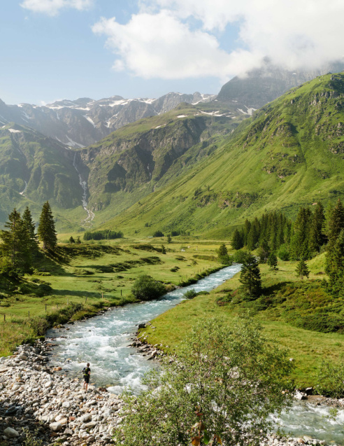 Grünes Tal mit Fluss und Bergen, ideal für Outdoor-Aktivitäten im Gasteinertal.