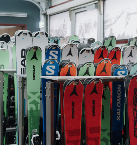 Skiverleih im B&B Berglift mit vielen Ski verschiedener Marken in Reihen aufgestellt