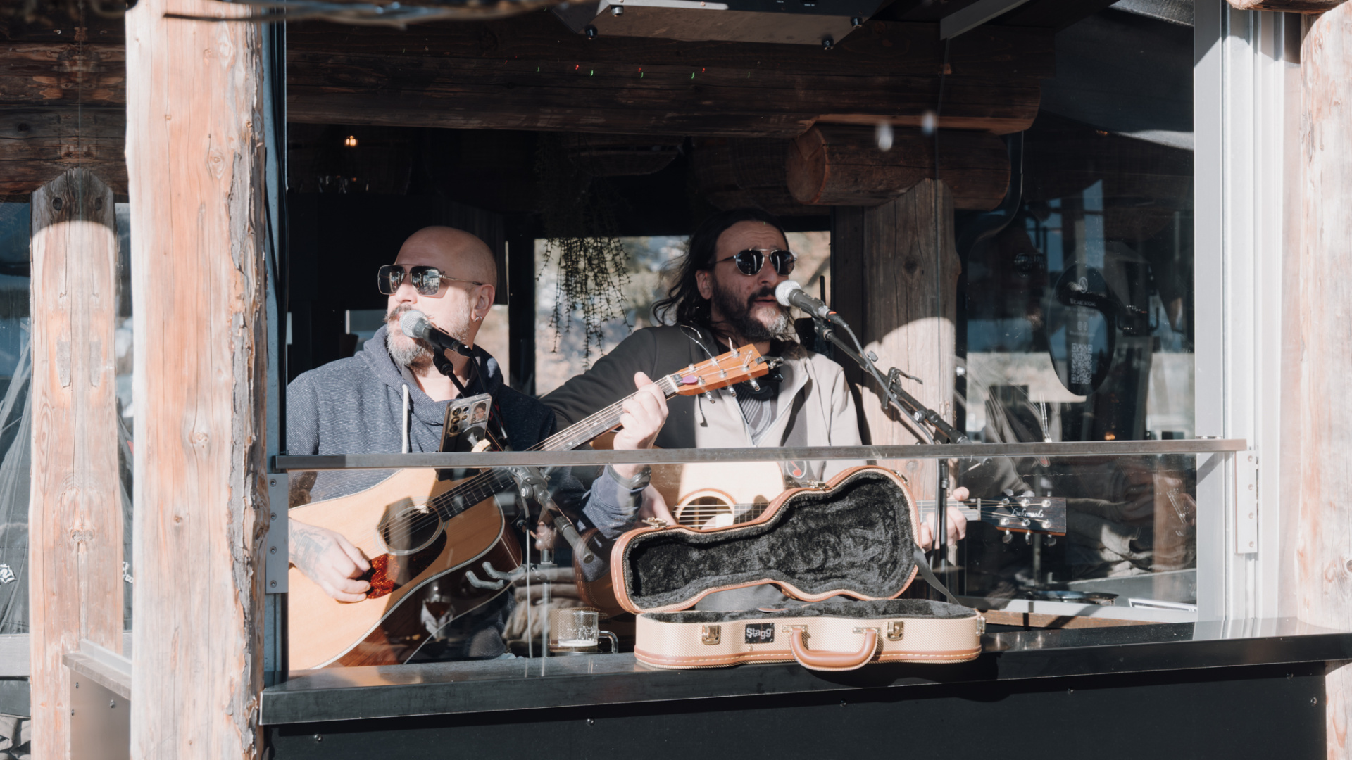 Two musicians with guitars playing live music on the terrace at B&B Berglift