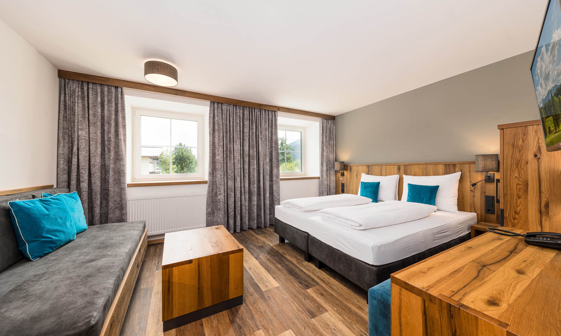 Modernes Hotelzimmer mit Doppelbett und Holzmöbeln
