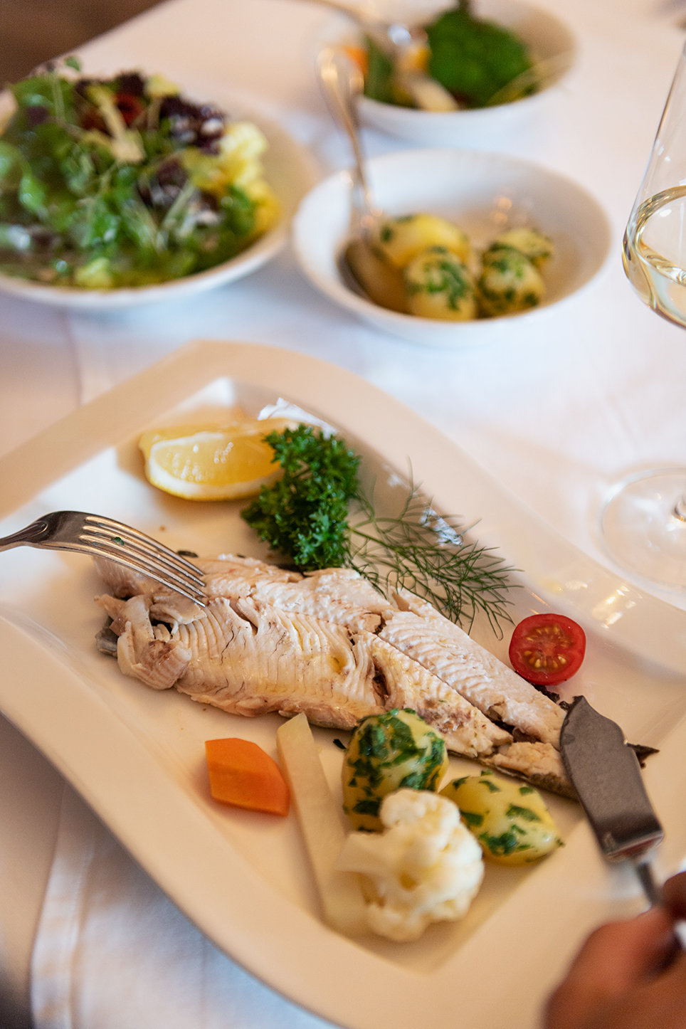 Fischgericht mit Gemüse und Petersilienkartoffeln