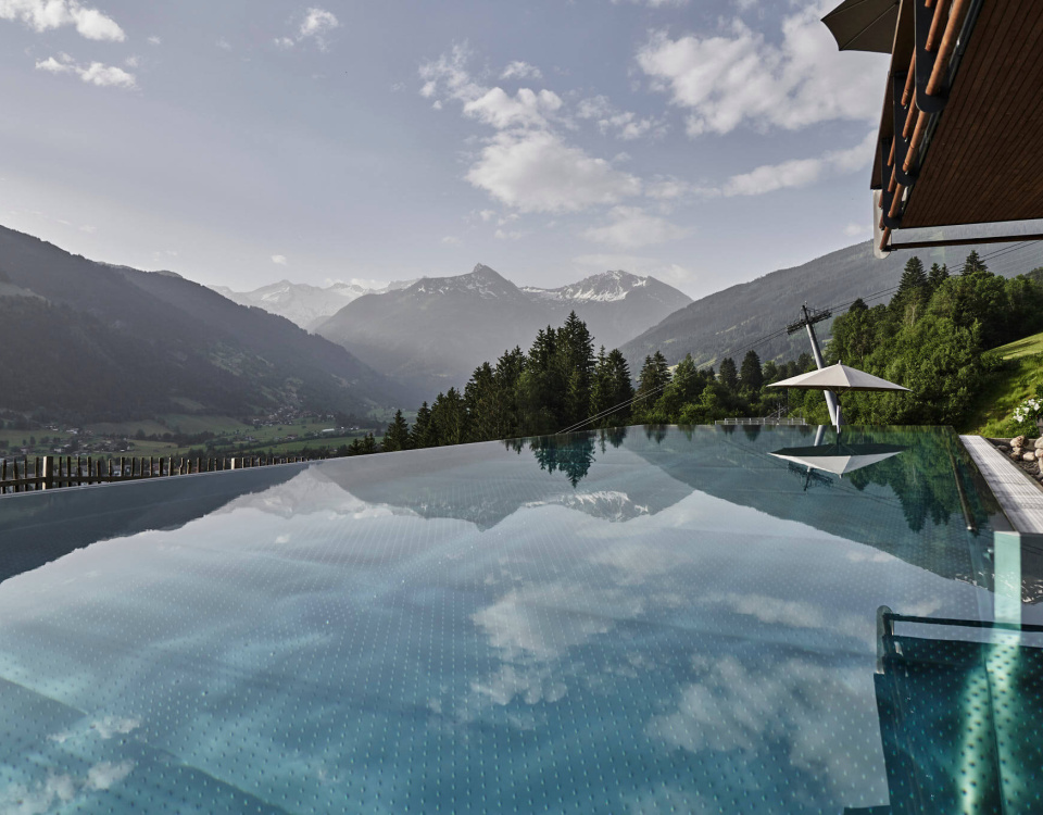 Infinity-Pool mit Bergblick im Wellnesshotel DAS.GOLDBERG im Salzburger Land