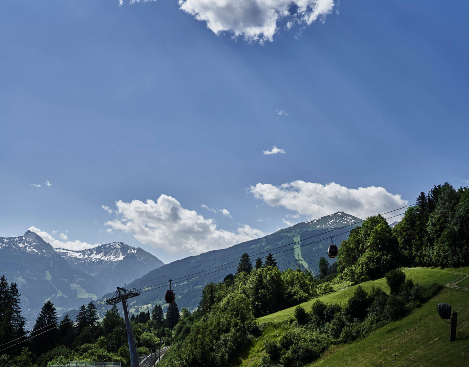 Alpenpanorama mit Bergbahn im Salzburger Land ideal für Wellnessurlaub und Entspannung