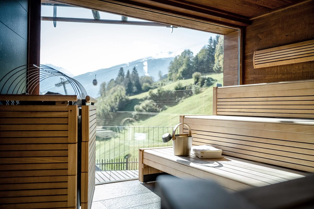 Sauna mit Panoramablick auf die Alpen im Luxushotel im Salzburger Land Wellnesshotel