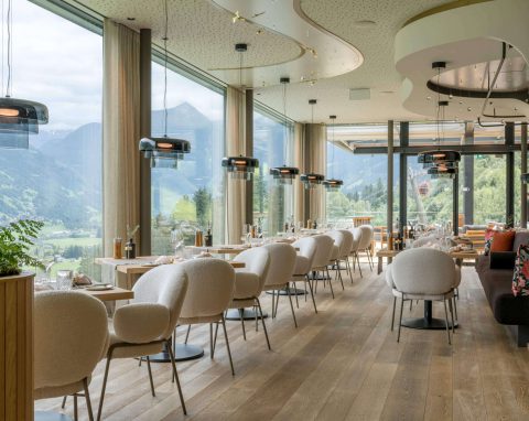 Moderne Hotel-Gastronomie mit Panoramablick auf Alpen im Wellnesshotel Salzburger Land