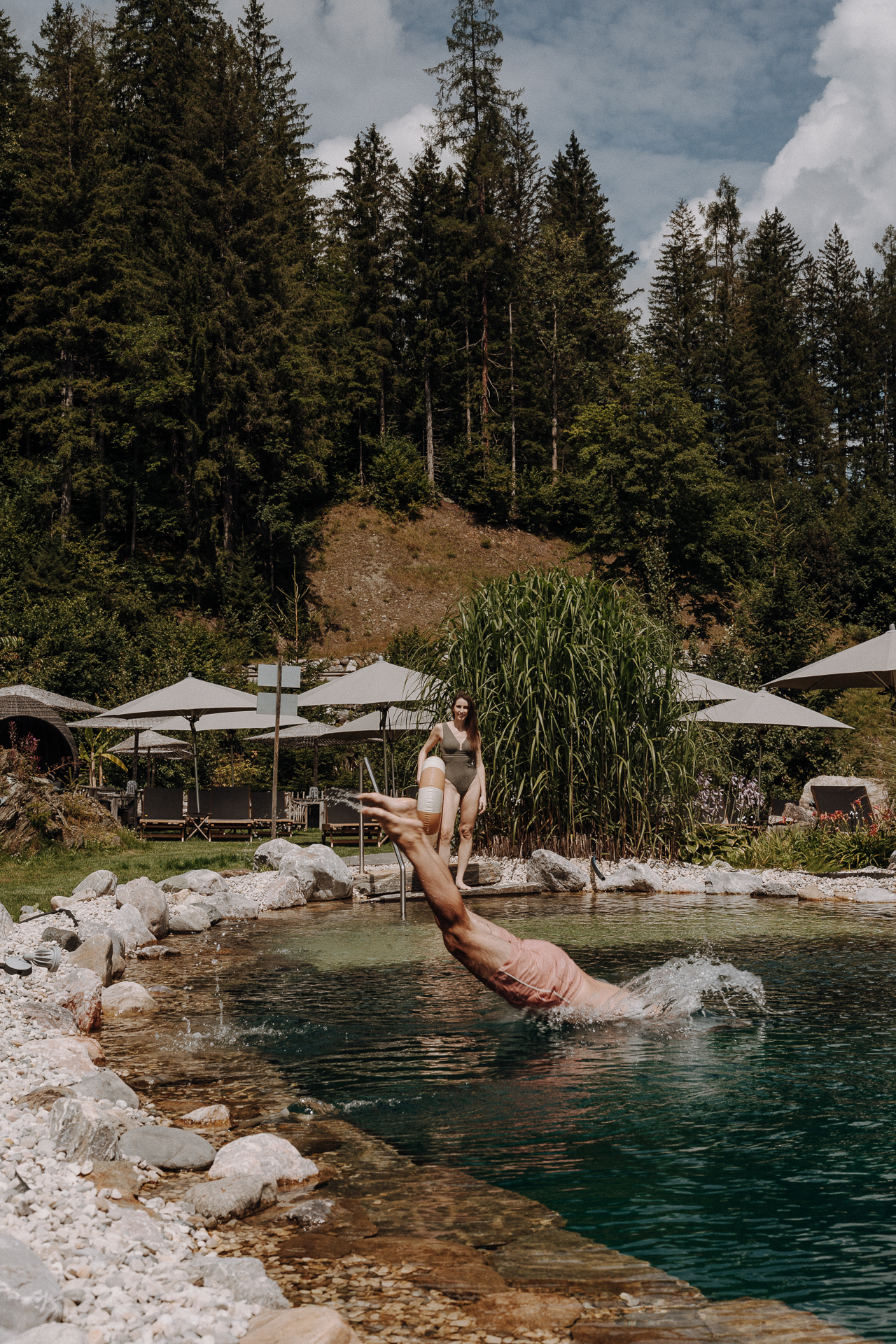 Panorama-Spa mit Innen- und Außenpool hoch über dem Tal im DAS.GOLDBERG