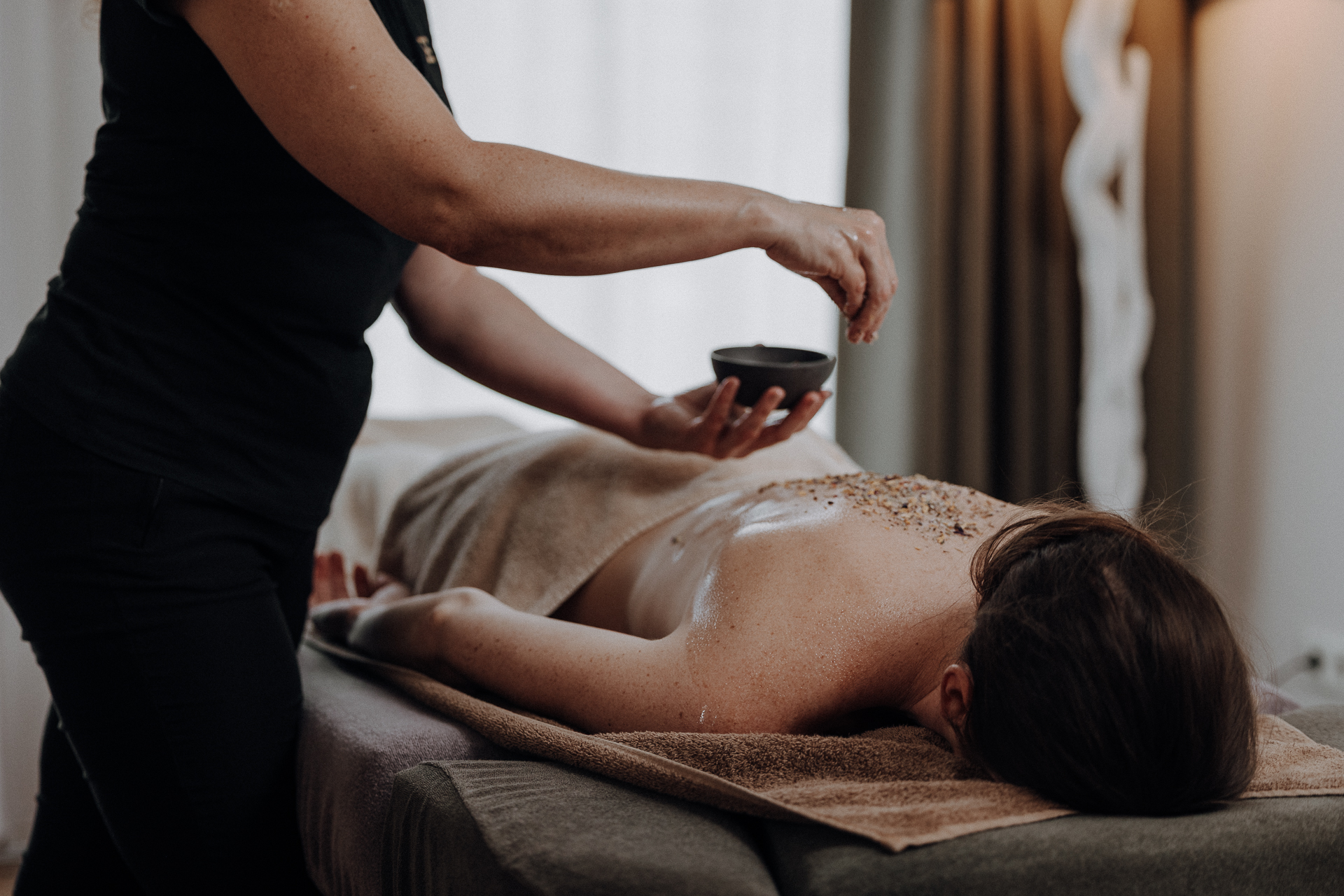 Panorama-Spa mit Innen- und Außenpool im Luxus-Wellnesshotel DAS.GOLDBERG im Salzburger Land