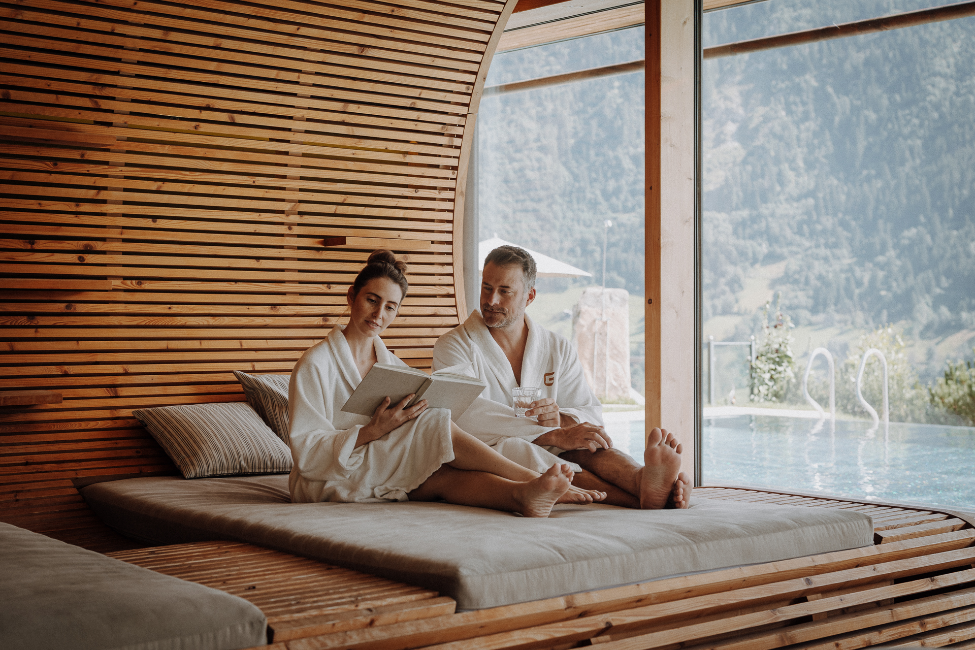 Panorama-Spa mit Innen- und Außenpool im Luxus-Wellnesshotel DAS.GOLDBERG im Salzburger Land