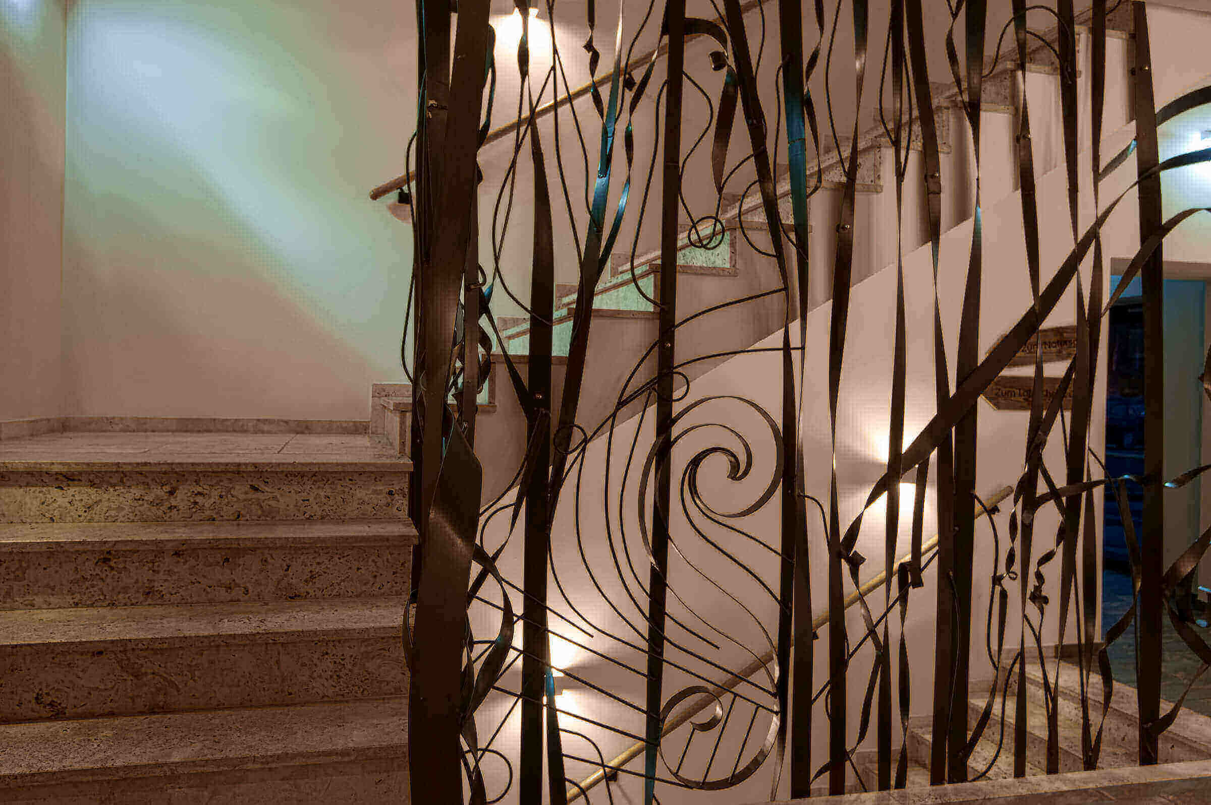Designhotel Treppenhaus mit künstlerischem Metallgeländer im Hotel DAS.GOLDBERG in Österreich