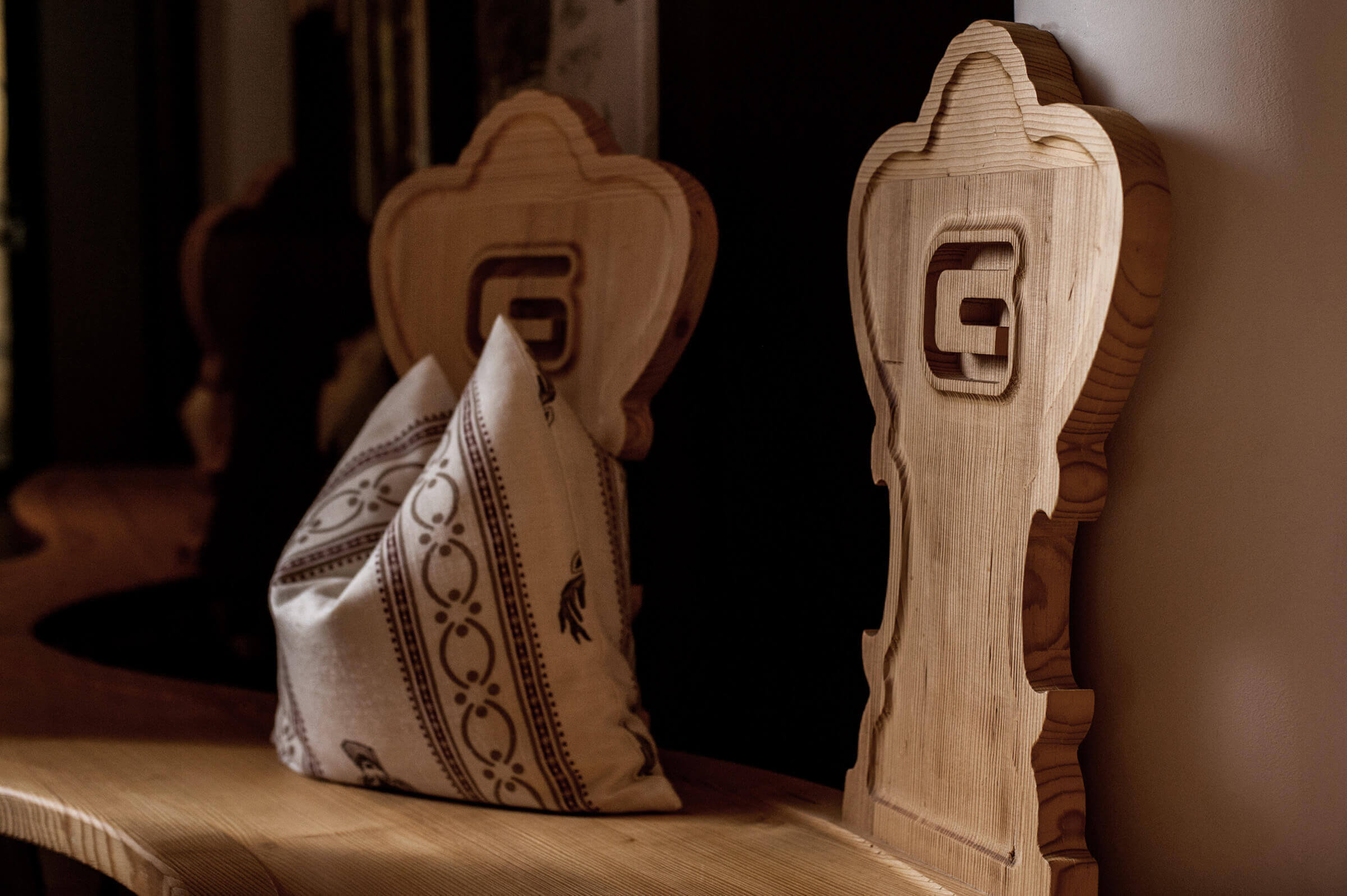 Dekoratives Holzdetail mit Kissen im Designhotel DAS.GOLDBERG im Salzburger Land Wellnesshotel