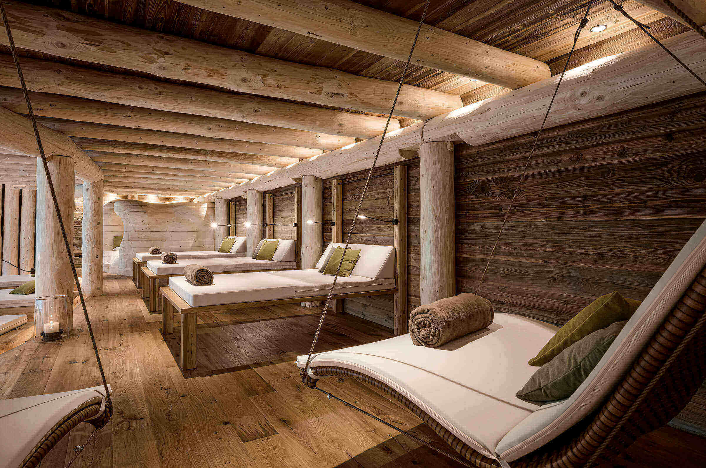 Holzinterieur mit Liegemöbeln und Kerzen im Wellnesshotel im Salzburger Land