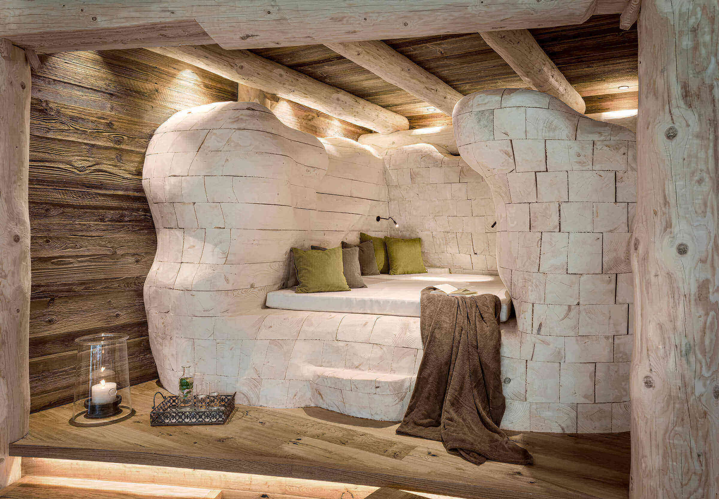 Gemütliche Sitzecke mit Natursteinwänden und Holzelementen im Designhotel Bad Hofgastein