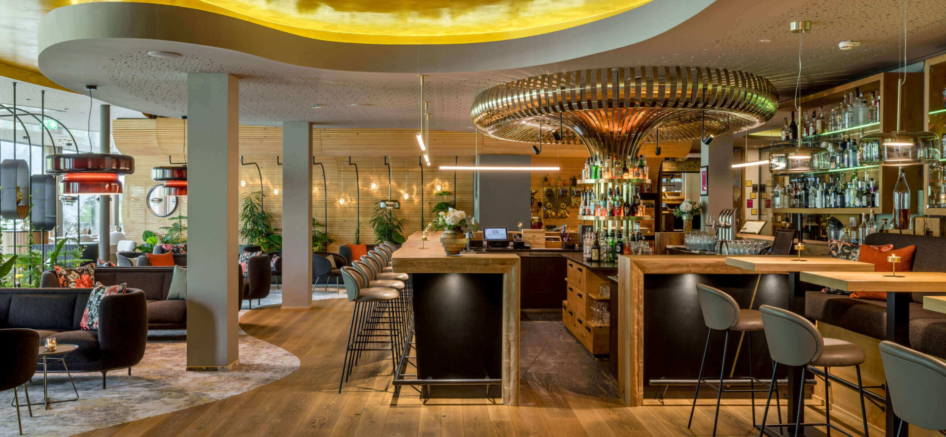 Moderne Hotelbar mit Holz und stilvollem Design im wellnesshotel DAS.GOLDBERG Salzburg