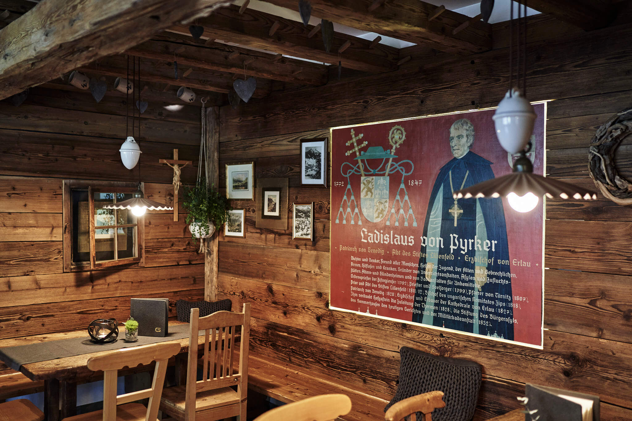 Rustikale Hotelstube mit heimischer Holzarchitektur und traditionellem Dekor im Naturhotel Gastein