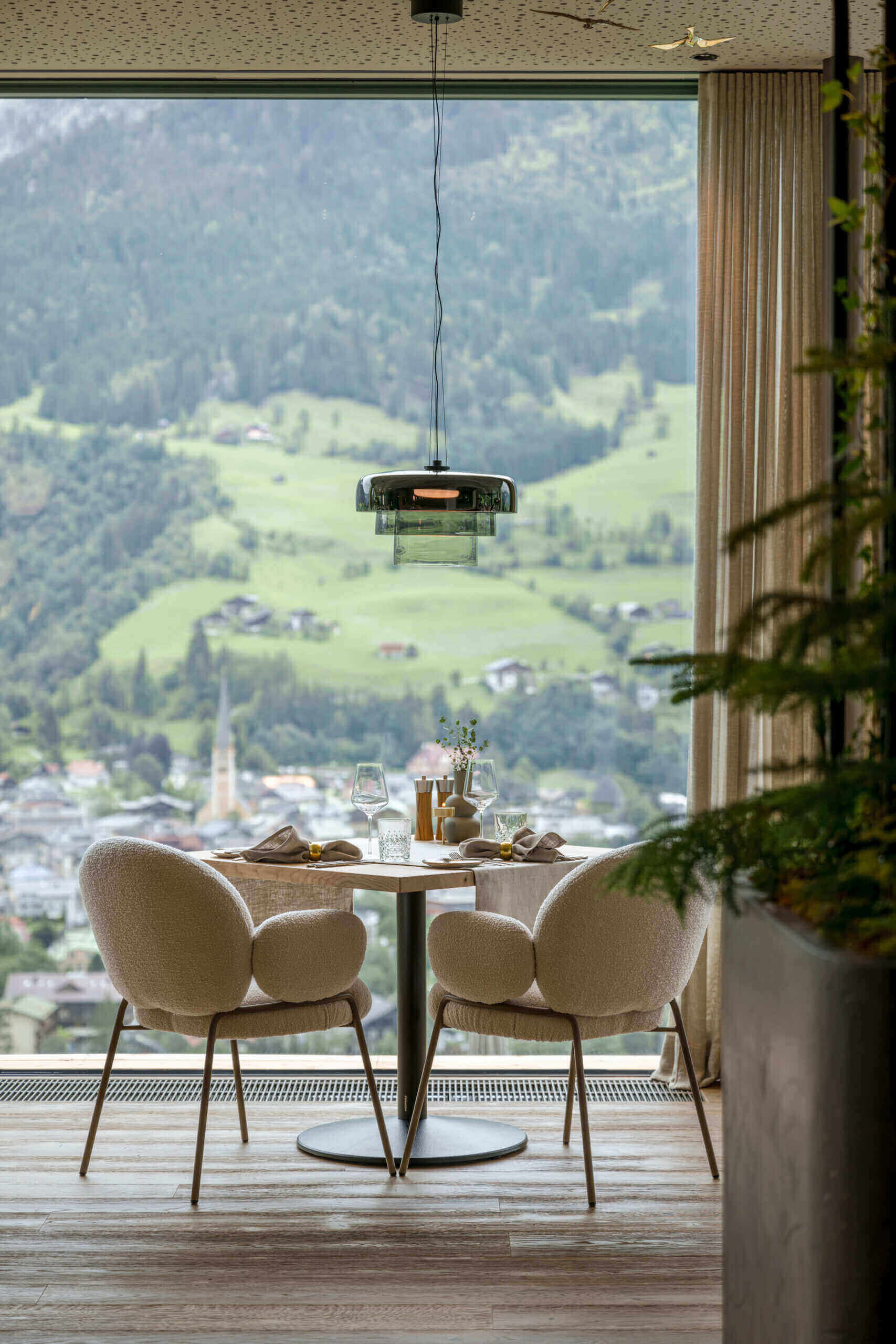 Gemütlicher Essbereich mit Panoramablick auf die Bergwelt von Bad Hofgastein Designhotel