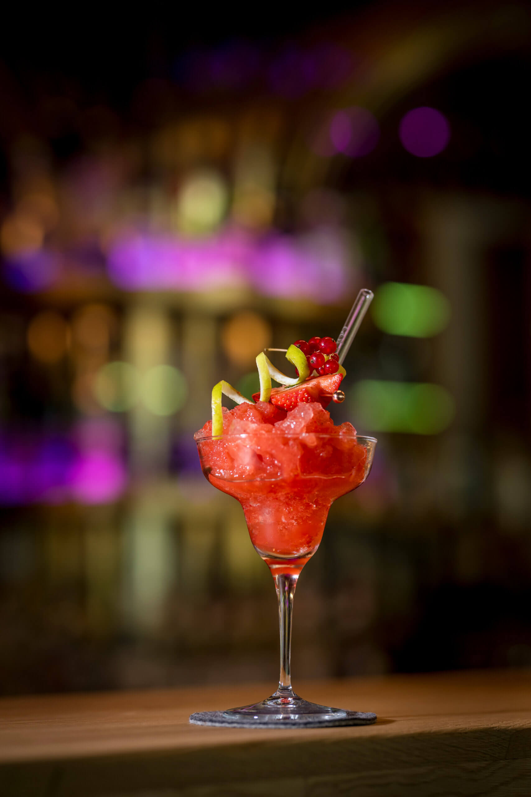 Fruchtiger Cocktail mit Beeren in Designhotelbar im Salzburger Land für Genussurlaub
