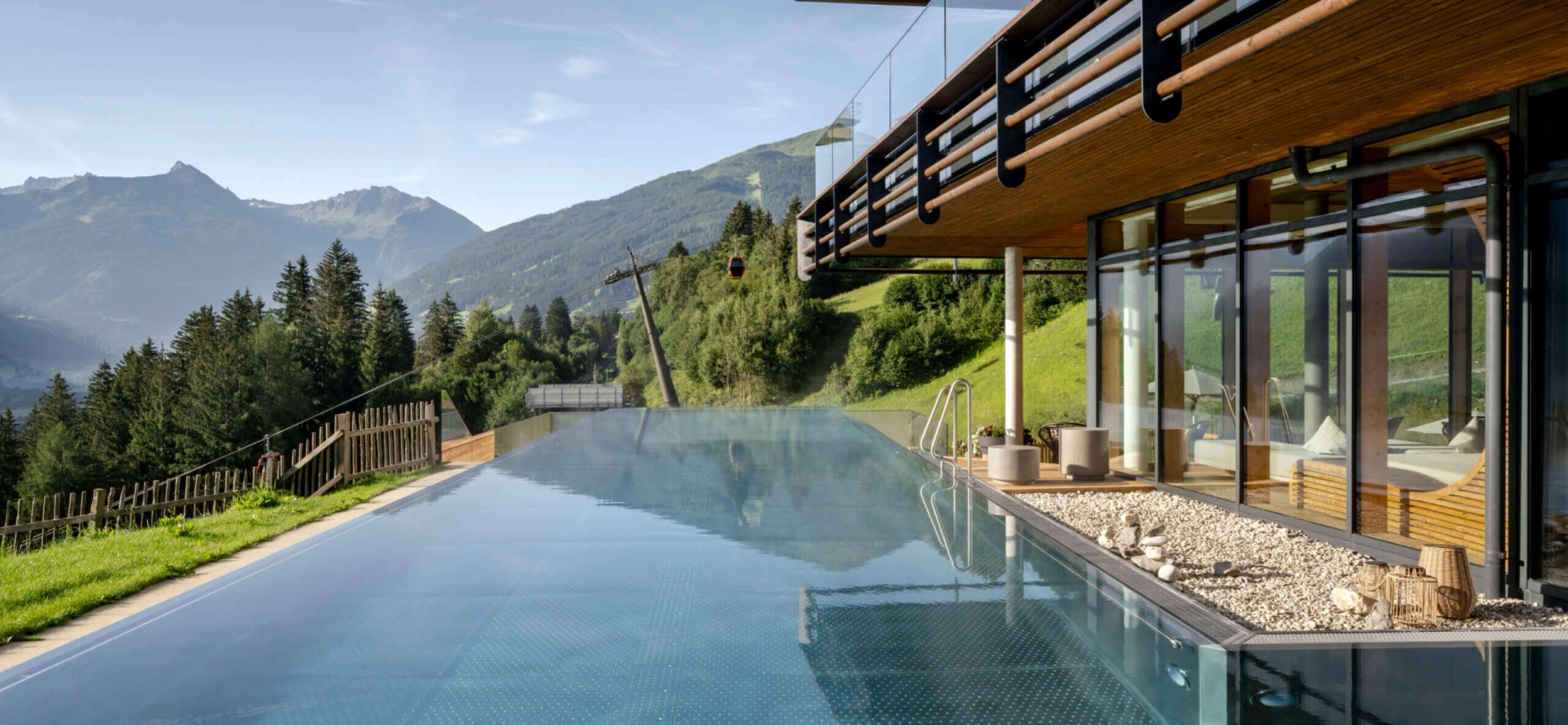 Infinity-Pool mit Bergpanorama am Designhotel DAS.GOLDBERG im Salzburger Land Wellnesshotel