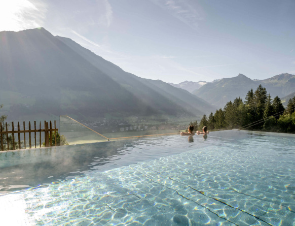Infinity-Pool mit Panoramablick auf Berge im Wellnesshotel DAS.GOLDBERG im Salzburger Land