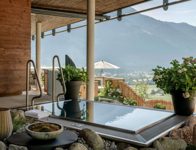 Außenpool mit Bergblick im Designhotel DAS.GOLDBERG im Salzburger Land Wellnesshotel
