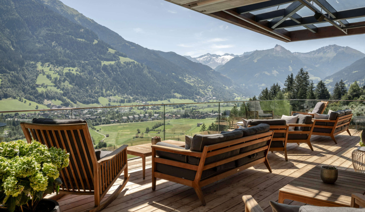 Terrasse mit Holzliegen und Bergpanorama im Designhotel DAS.GOLDBERG im Salzburger Land