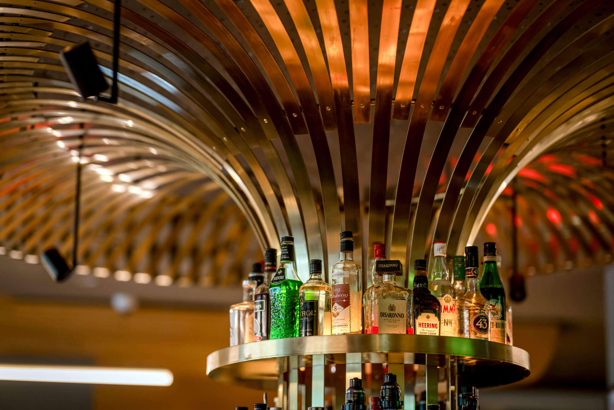 exklusive Bar mit Spirituosen im Designhotel DAS.GOLDBERG im Salzburger Land