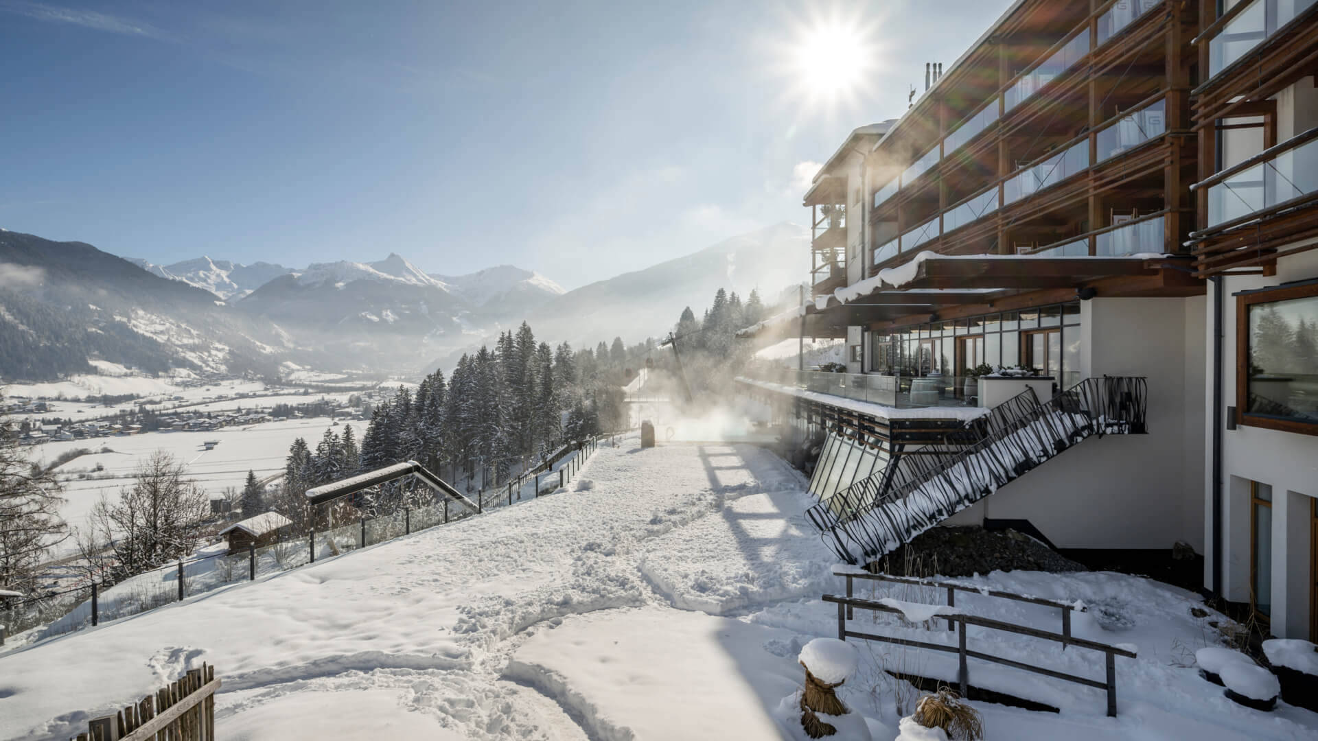 Winterliche Berglandschaft mit Spa-Bereich am Designhotel DAS.GOLDBERG im Salzburger Land