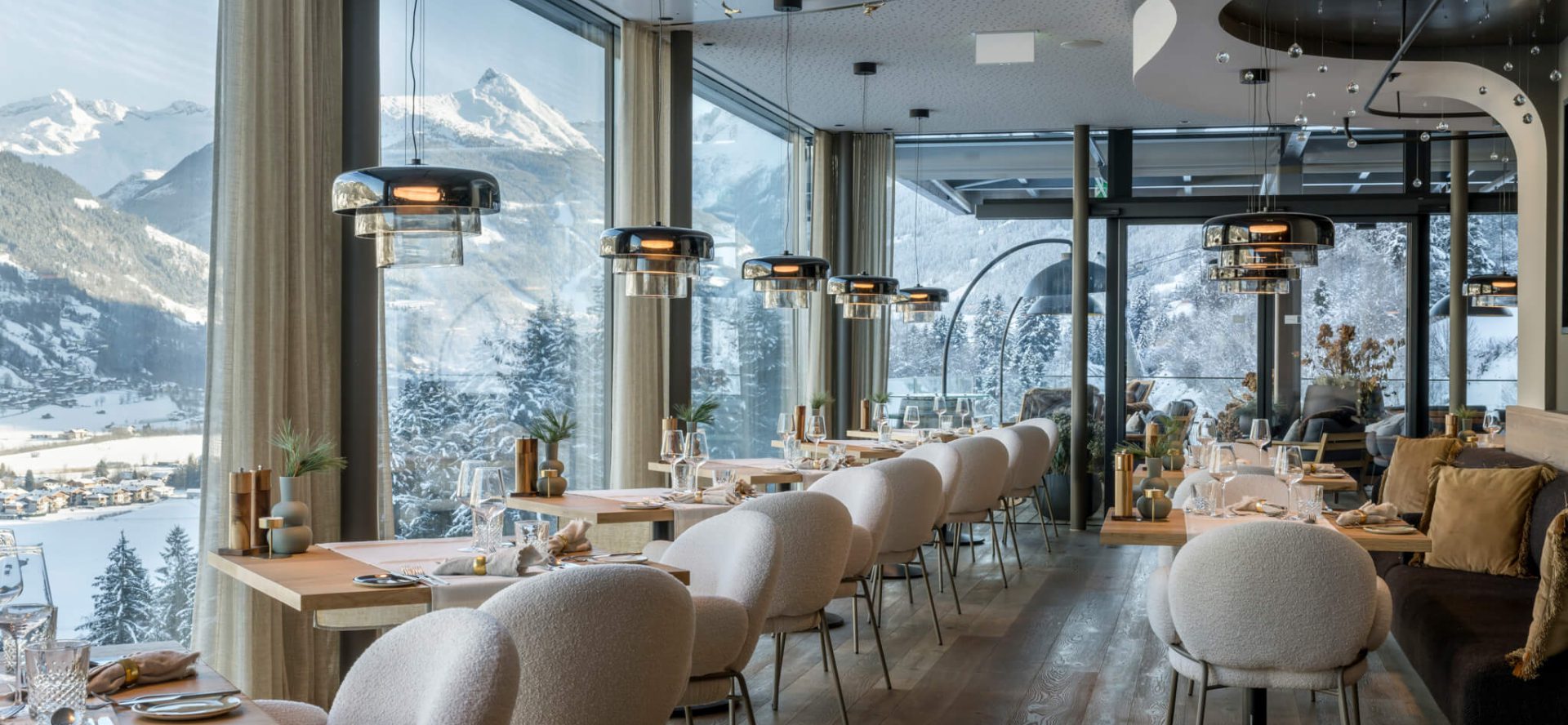 moderní restaurace s panoramatickým výhledem na hory v designovém hotelu DAS.GOLDBERG Bad Hofgastein