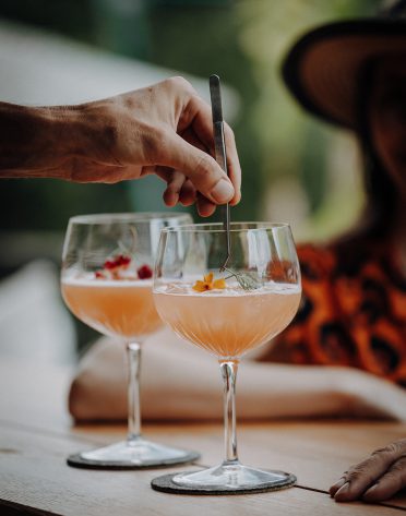 Zwei Sommerdrinks mit essbaren Blüten