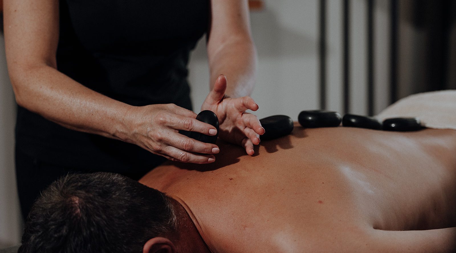 Hot-Stone-Massage auf nacktem Rücken