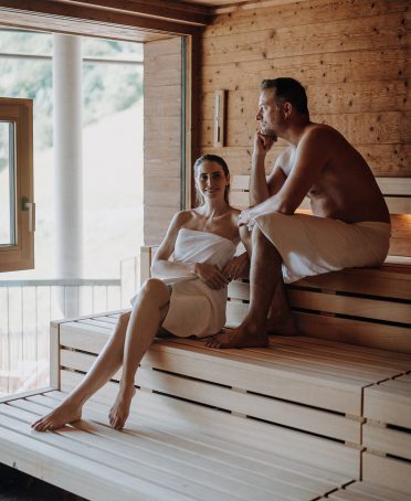 Paar entspannt in moderner Holzsauna