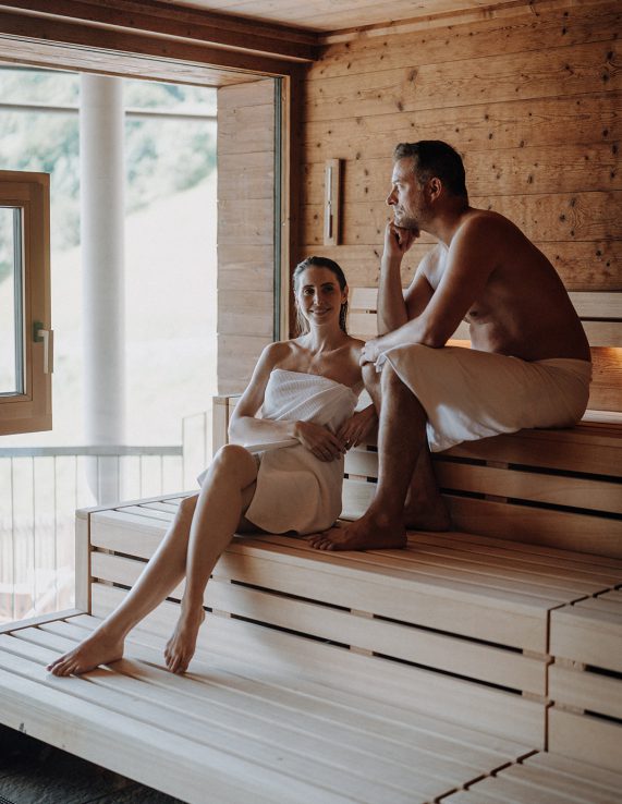 Paar entspannt in moderner Holzsauna