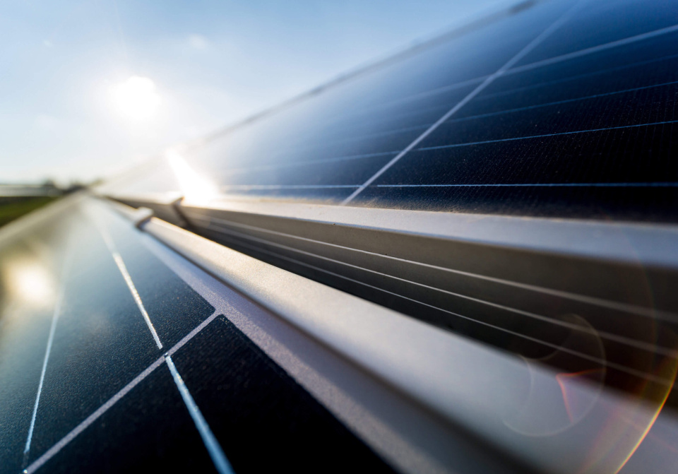 Nahaufnahme von Solarpanels mit Sonnenlicht für nachhaltige Energiegewinnung