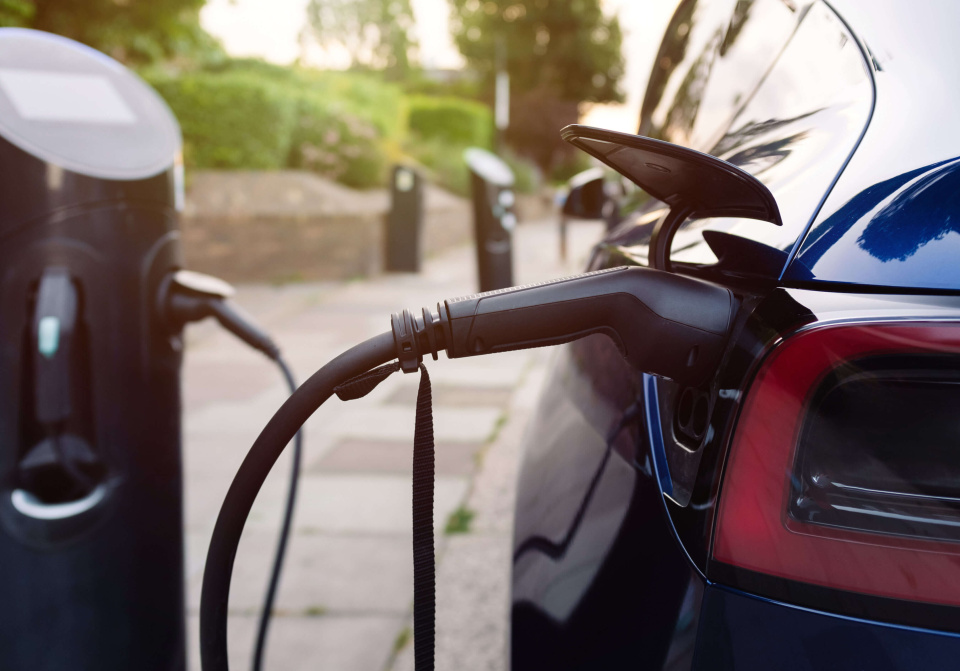 Elektroauto wird mit Solarstrom aus Photovoltaikanlage geladen