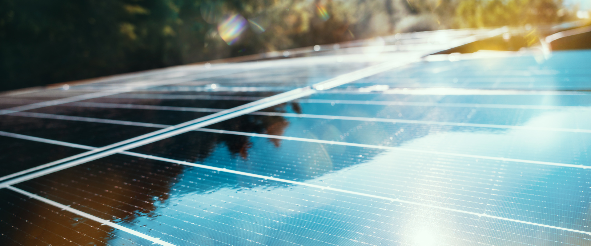 Moderne Photovoltaikanlage auf Hausdach zur nachhaltigen Stromerzeugung