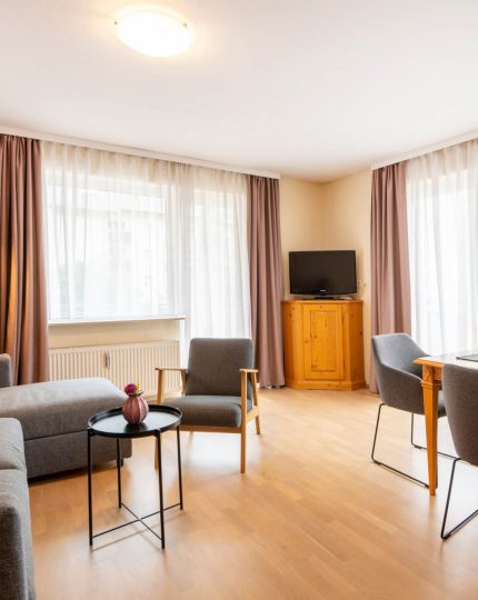 Modernes Apartment in Bad Hofgastein mit gemütlicher Sitzecke und Essbereich