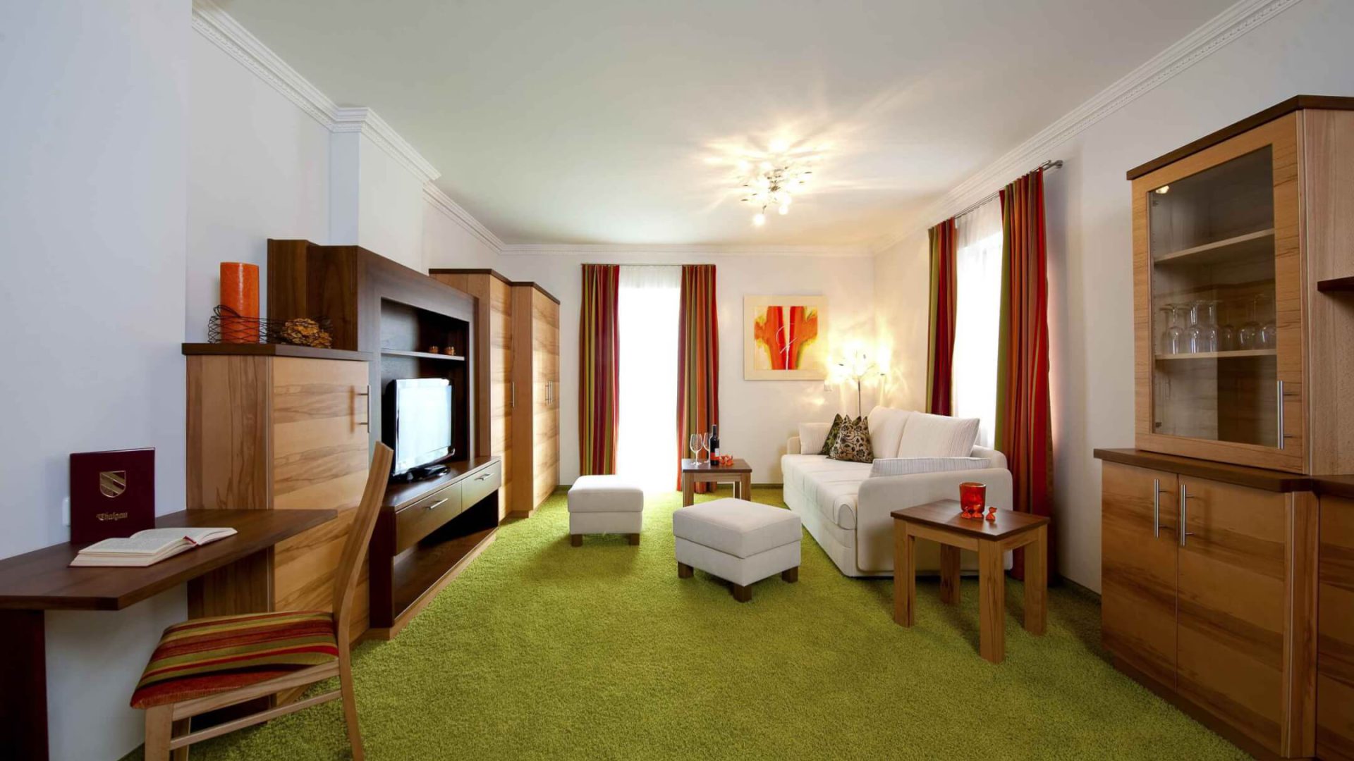 Modernes Apartment mit grünem Teppich, Holzmöbeln und gemütlicher Sitzecke