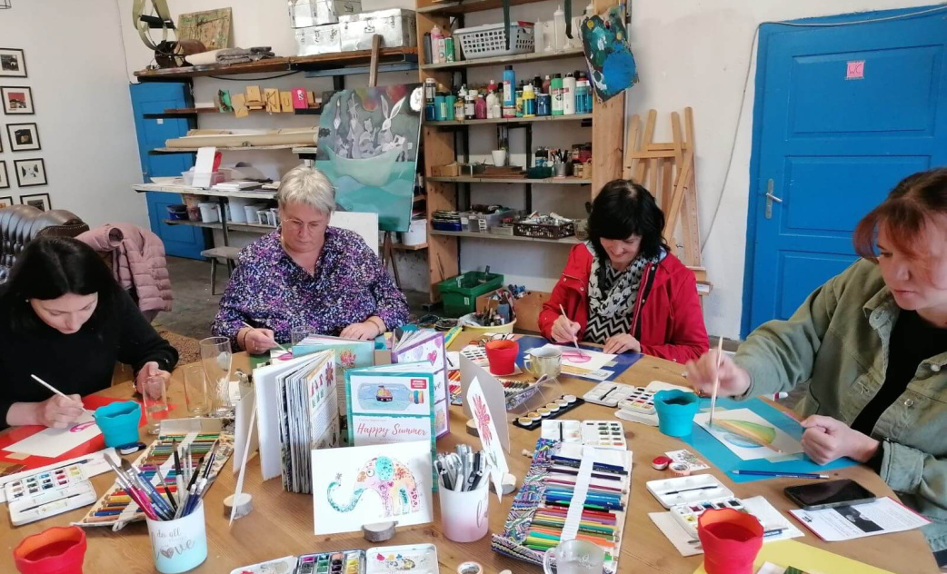 Vier Frauen malen kreativ beim Happy Painting Workshop des Lungauer Frauennetzwerks in Tamsweg
