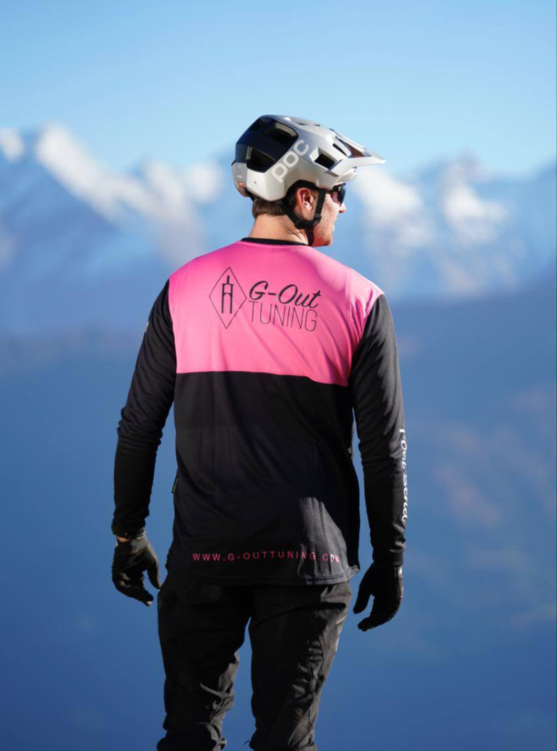Biker mit G-Out Tuning Shirt blickt auf die Berglandschaft in Kaprun.