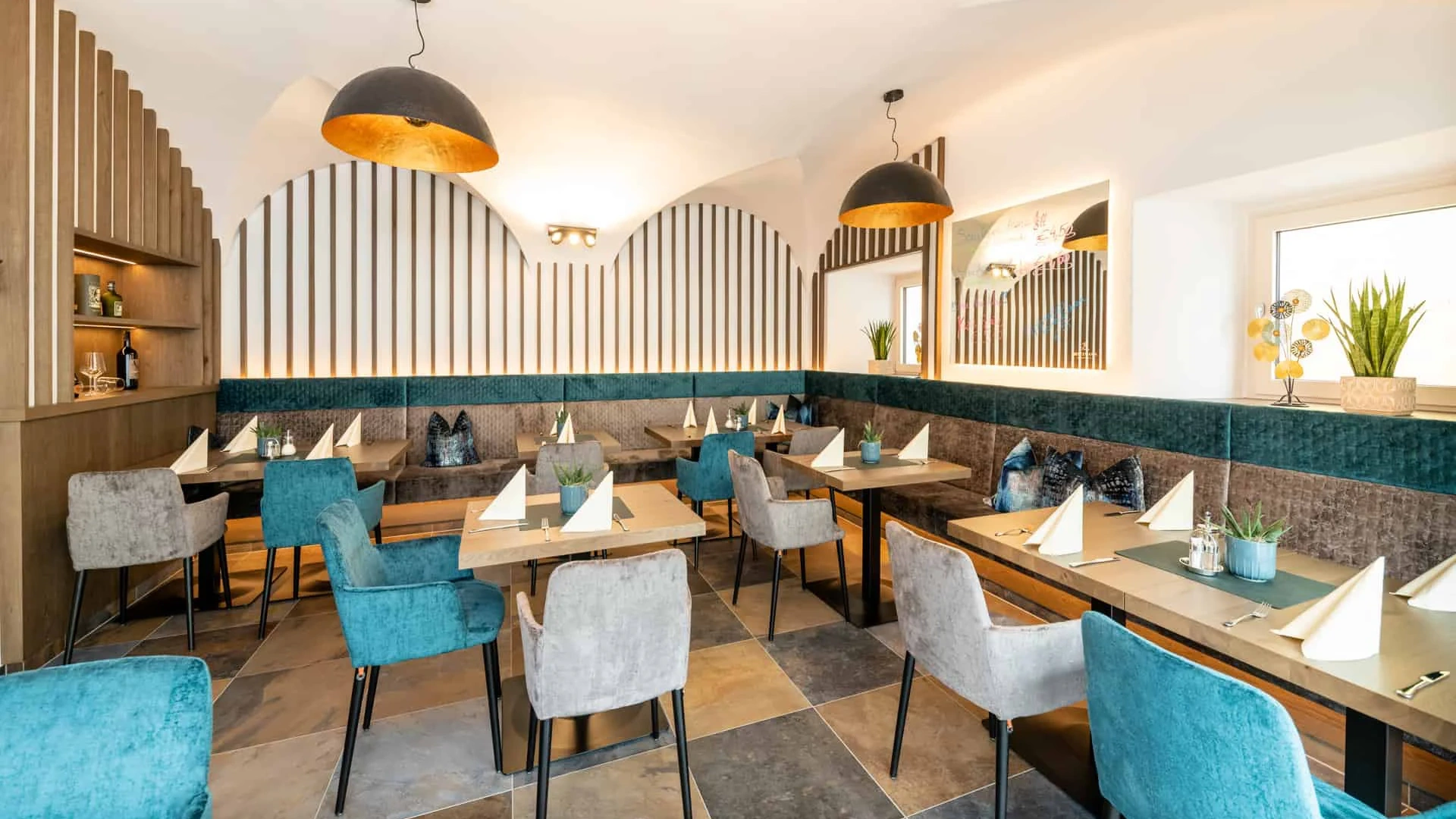 Modernes Restaurant im Hotel Mittersill mit gedeckten Tischen und gemütlichen Sitzbereichen