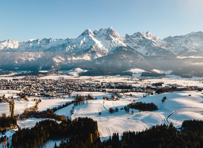 Verschneite Landschaft mit Bergen und Tal im Winter