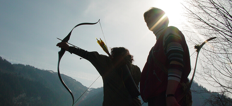 Bogenschützen in der Natur beim Training im Jagdbogenclub Rauris mit traditioneller Ausrüstung.