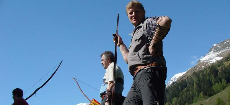 Bogenschützen im Jagdbogenclub Rauris beim Training in der Natur mit traditionellen Bögen.