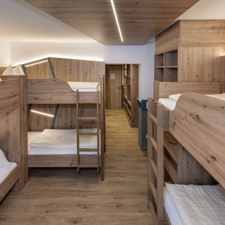 Jugendlicher springt an Indoor-Kletterwand im Jugendhotel Tauernhof, Action und Spaß in Obertauern